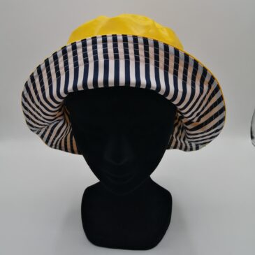 bob ciré marin jaune sur tête replié Pluie et Toiles Saint Brieuc