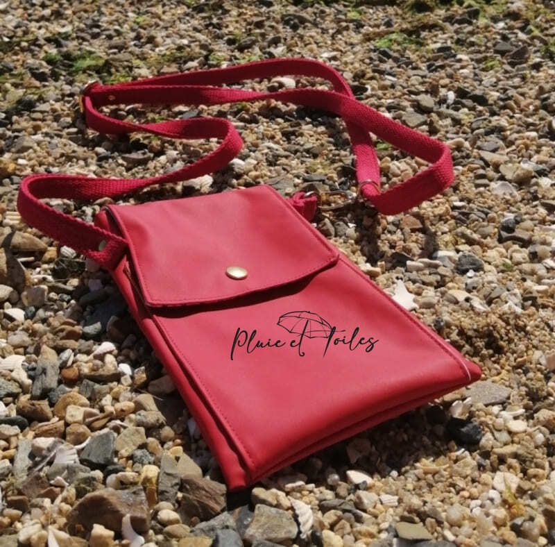 pochette portable rouge fermée