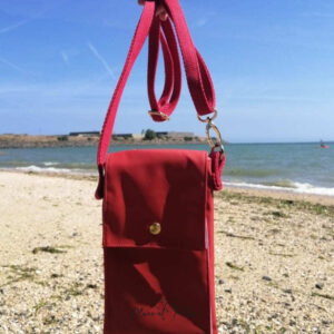 pochette portable rouge portée main
