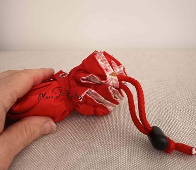 protection selle de vélo rouge et rose avec main Pluie et Toiles saint Brieuc